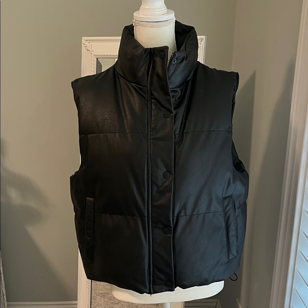 NWOT Anwnd faux leather puffer black vest, size XL.